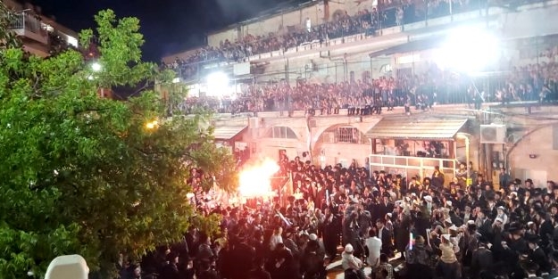 İsrail’de Yahudiler sosyal mesafeyi hiçe sayıp ayin düzenledi