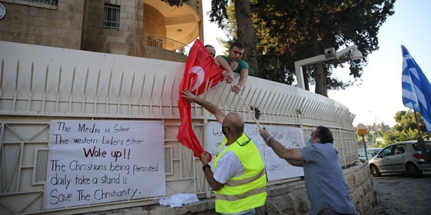 İsrail'den büyük alçaklık! Ayasofya'yı hazmedemeyip Türk bayrağını yaktılar