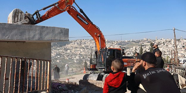 İsrail’den görülmemiş zulüm! Filistinliye kendi evini yıktırdılar