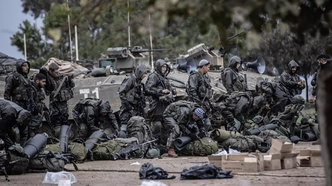 İsrail’den şok uygulama! Fransız askerleri yaka paça aldılar