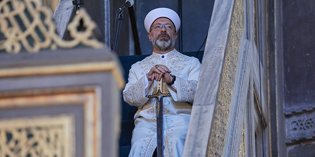 İsrail'e Ayasofya'dan mesaj! Erbaş hutbeye kılıçla çıktı zalimlere meydan okudu