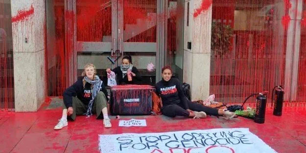 İsrail'e gönderilen silahlara karşı Londra'da "kırmızı boyalı" protesto! İngiliz basını yazdı