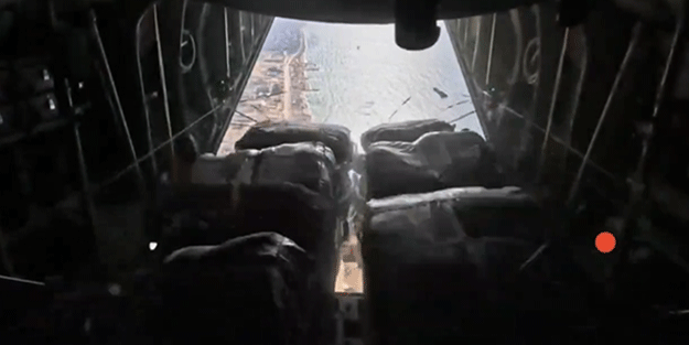 İsrail'e mühimmat desteği sağlayan ABD Gazze'ye havadan yardım bıraktı!