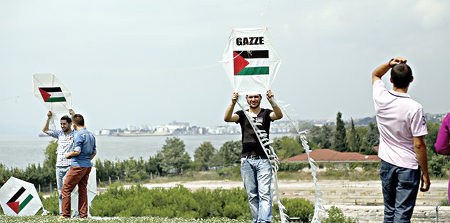 İsrail’e uçurtmalı protesto