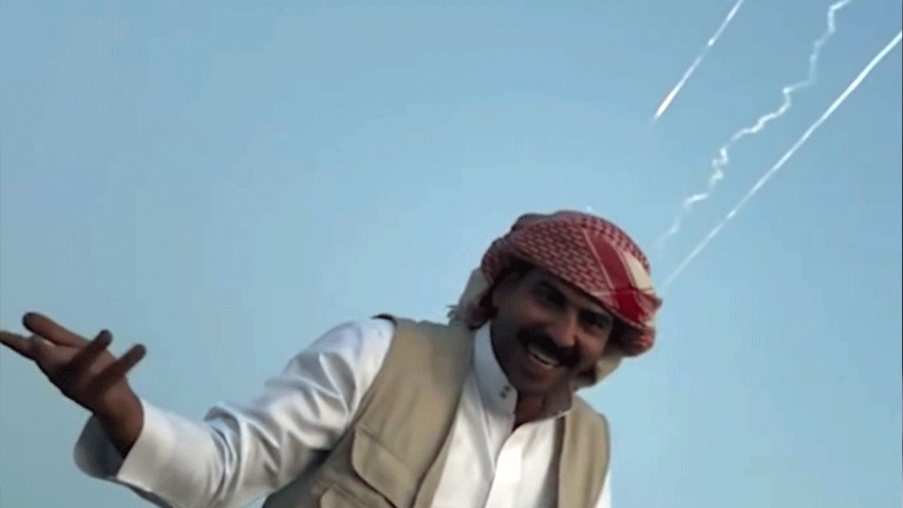 İsrail'e yağan füzeleri şarkı söyleyerek izledi!