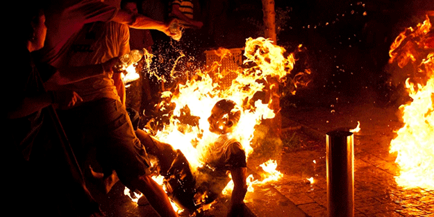 İsrail'in ABD Büyükelçiliği önünde bir kişi kendini ateşe verdi!