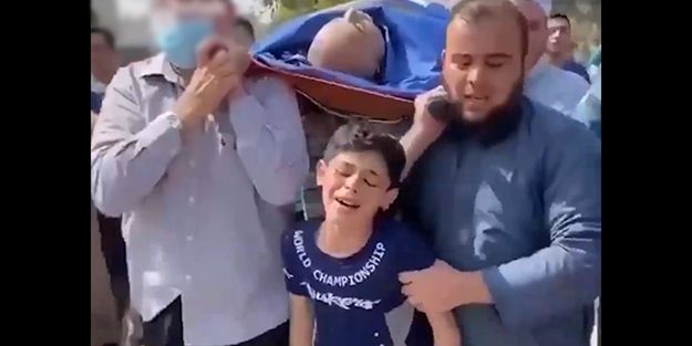 İsrail'in babasını katlettiği Filistinli çocuğun feryadı yürekleri dağladı