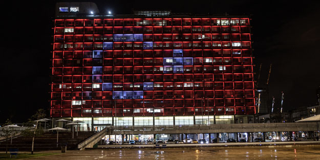 İsrail'in başkenti Tel Aviv'de belediye binası Türk bayrağıyla aydınlatıldı