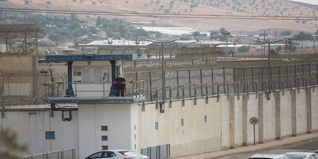 İsrail, Filistinlilerin koğuşunu bastı