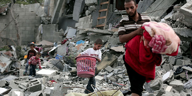 İsrail’in Gazze’de yıktıklarını Kızılhaç temizliyor