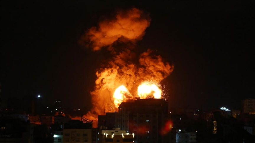 İsrail’in Gazze’ye attığı füze TRT Arapça muhabirinin bulunduğu bölgenin yakınına düştü