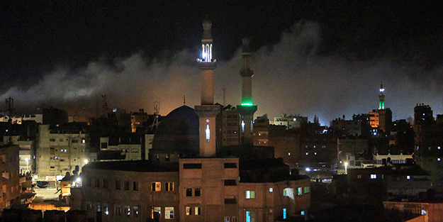 İsrail'in gece boyunca Gazze'ye düzenlediği hava saldırılarında 24 kişi hayatını kaybetti