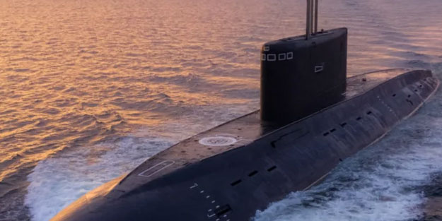 İsrail’in gizemli denizaltısı suya indirildi