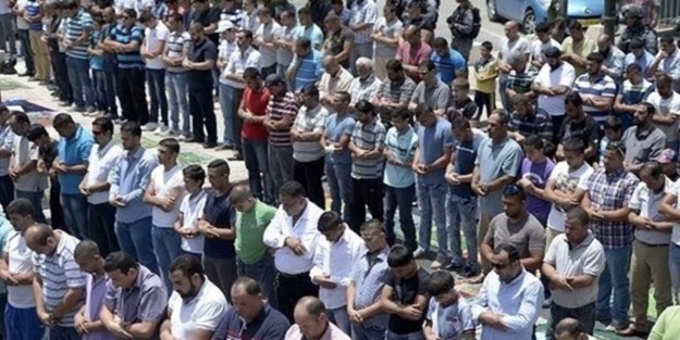 İsrail'in kararı namazla protesto edildi