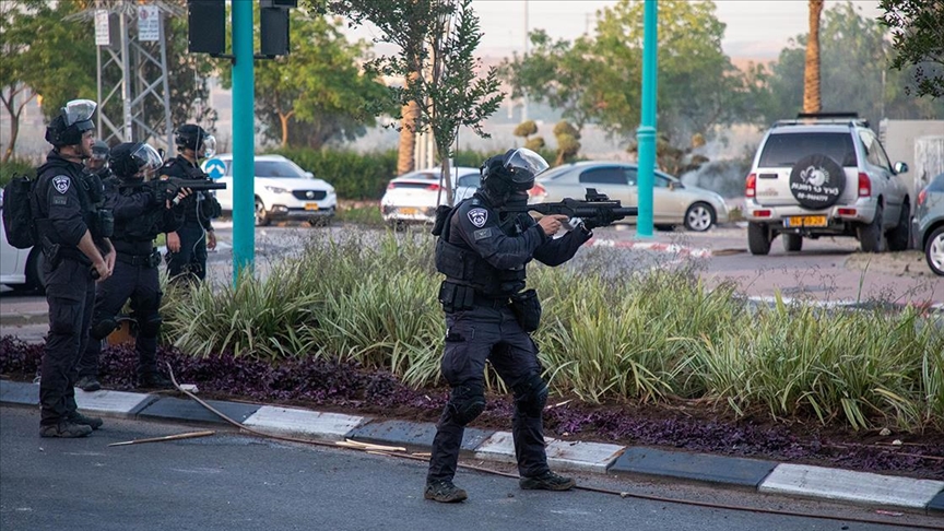 İsrail'in Lid kentinde Yahudiler camideki Filistinlilere silahla saldırdı