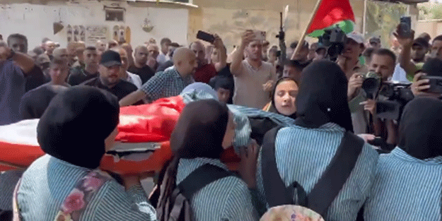 İsrail'in şehit ettiği 15 yaşındaki öğrencinin cenazesinde duygulandıran anlar!