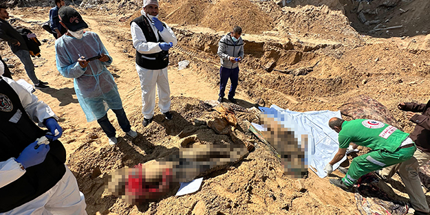 İsrail'in soykırımında kan donduran detaylar! Toplu mezarlardaki cesetlerin üzerine...