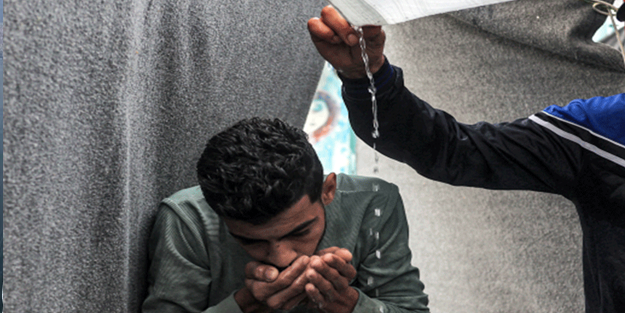 İsrail'in susuz bıraktığı Gazzeliler suyu, yağmur birikintilerinden içiyor!