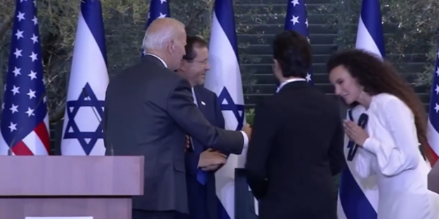 Joe Biden'ın eli böyle havada kaldı!