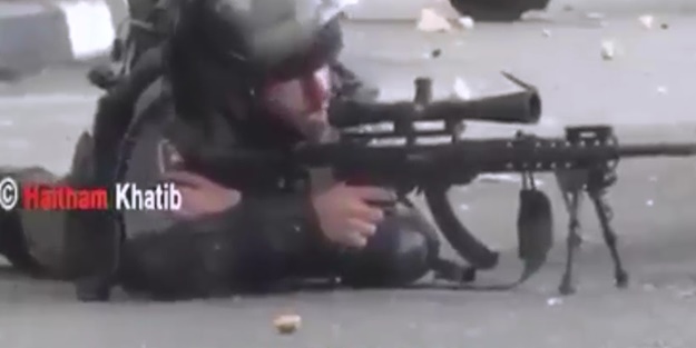 İsrailli keskin nişancının rezil olduğu o anlar - VİDEO