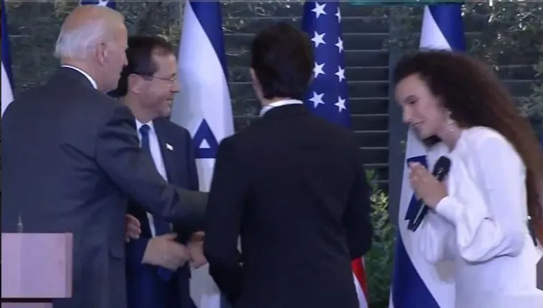 İsrailli popçu 'namahrem' dedi, Joe Biden'ın elini sıkmadı! Laiklik elden gidiyeah