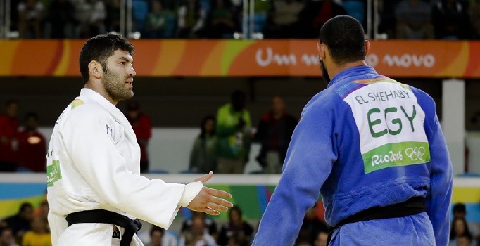 İsrailli sporcunun eli havada kaldı