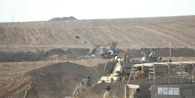 İsrailli tank birliği pusu kurmak için Gazze'nin güneyine doğru karadan ilerledi! Hava ve karadan ateş açtı