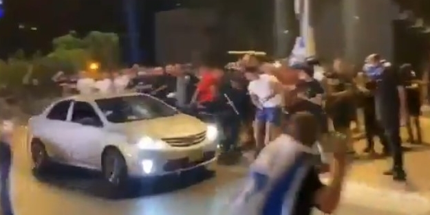 İsrailli teröristler, Filistinlilerin bulunduğu araçlara saldırdı!