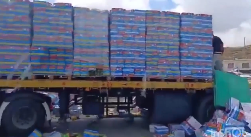 İsrailli teröristler yardım TIR’ını yağmaladı