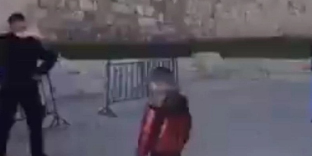 İsrailli teröristlerin karşısına dikilip Mescid-i Aksa'ya girmek istedi! Küçük çocuk gözyaşlarına boğuldu