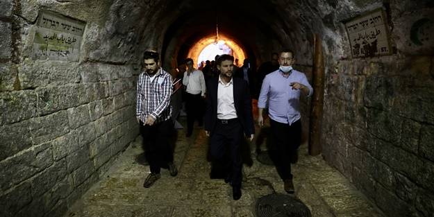 İsrailli vekillerden provokatif ziyaret! Tepki gösteren Filistinli çocuk yaka paça gözaltına alındı