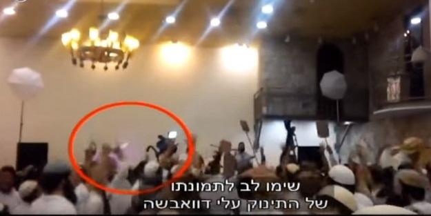 İsrailliler, 18 aylık bebeğin yakılmasını şarkılarla kutlamış