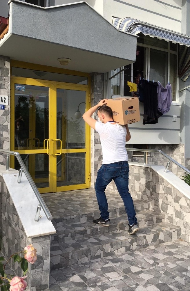 İşsiz kalan vatandaşa ve ailesine Büyükşehirden yardım kolisi 