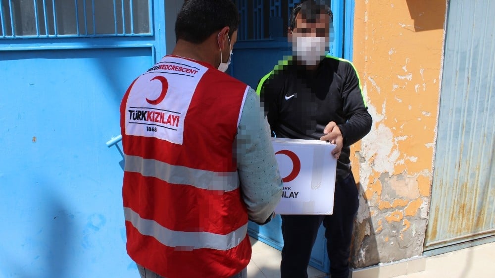 İşsiz kalan ve yardıma muhtaç kişilere Türk Kızılay’ı el uzattı 