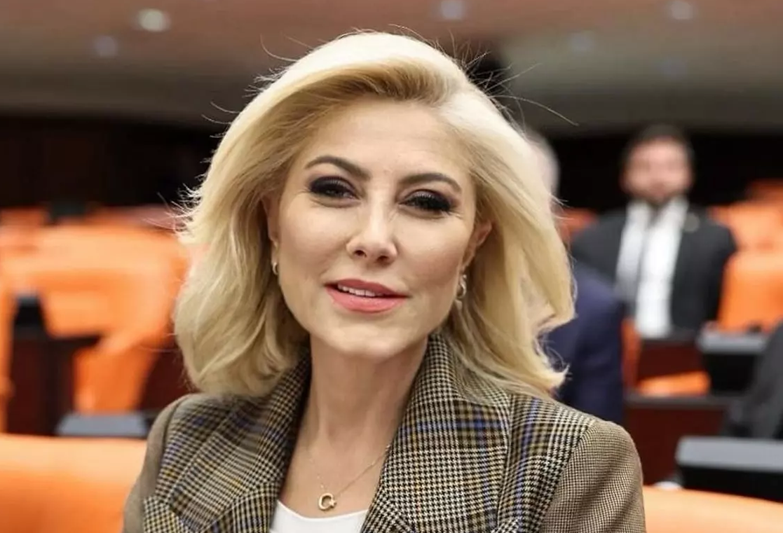 Istakozlu pozları büyük tepki çekmişti! AK Partili Şebnem Bursalı’dan millete bir “nanik” daha! Yazık, gerçekten yazık