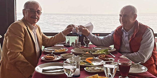 İstakozun karargahı CHP! Rakı eşliğinde kalamar yediler CHP’li başkandan şatafatlı sofra