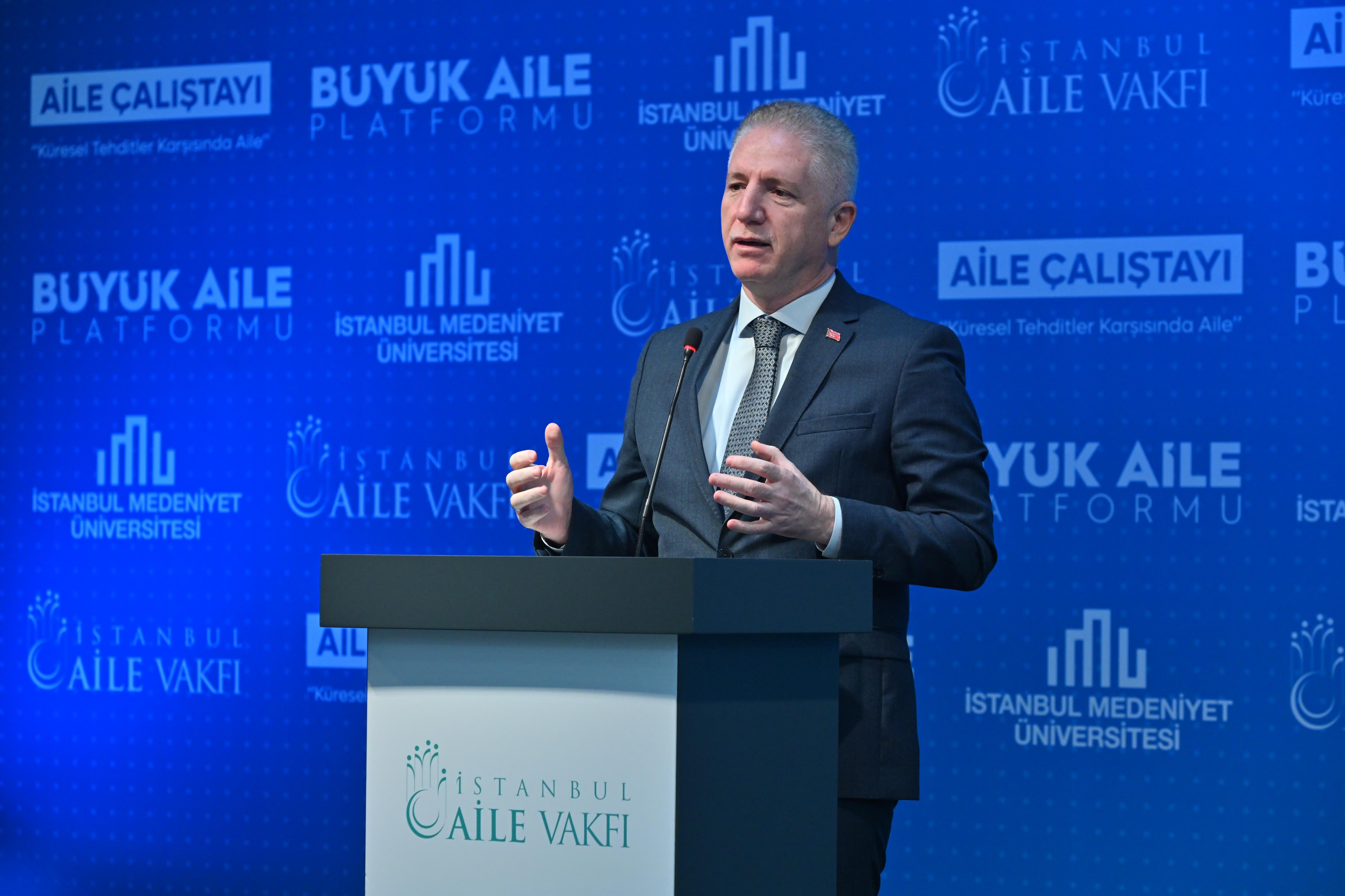 İstanbul Aile Vakfı “Küresel Tehditlere Karşı Aile” konulu Aile Çalıştayı düzenledi