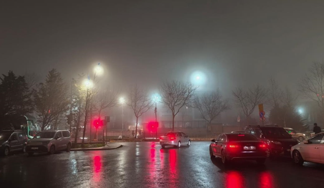 İstanbul Anadolu Yakası'nı sis bastı göz gözü görmüyor