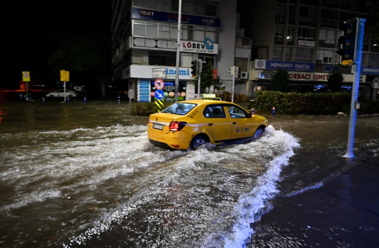 İstanbul, Ankara, Bursa, İzmir, Mersin... Sağanak ve fırtına esir aldı