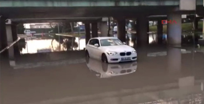 İstanbul Ataköy'de alt geçidi su bastı