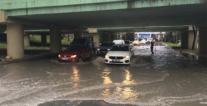 İstanbul Ataköy'de yağmur nedeniyle yollar göle döndü