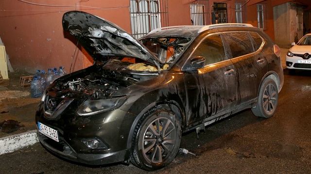 İstanbul Ataşehir'de 3 araç kundaklandı