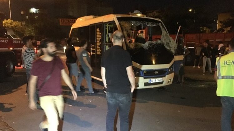 İstanbul Ataşehir’de otomobil yolcu minibüsüne çarptı