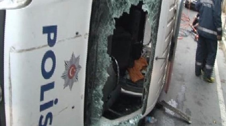 İstanbul Ataşehir'de polis aracı devrildi!
