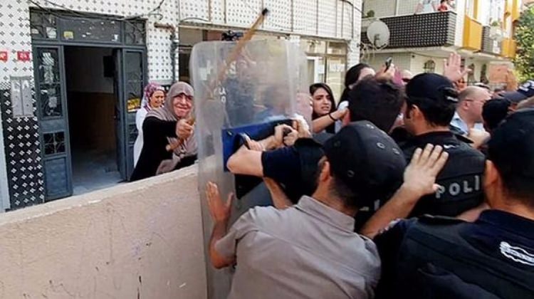 İstanbul Avcılar'da gerginlik! Polise bastonla vurdu