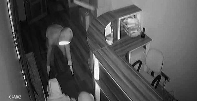 İstanbul Bağcılar'da hırsızlar iş yerini soyabilmek için yolu trafiğe kapattılar