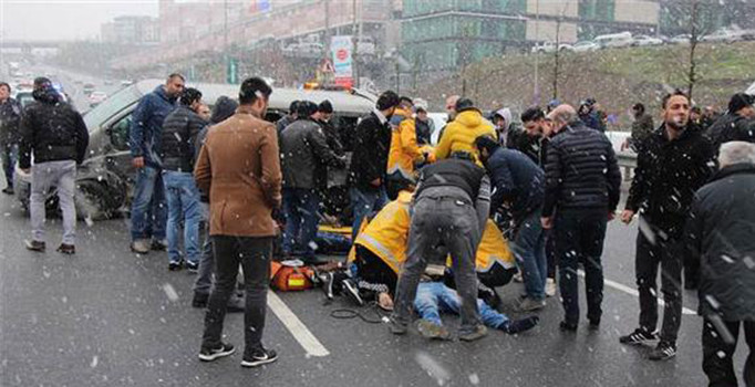 İstanbul Bağcılar’da kontrolden çıkan bir minibüs 4 araca çarptı: 5 yaralı