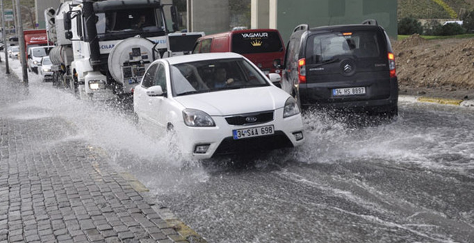 İstanbul Bağcılar'da su borusu patladı