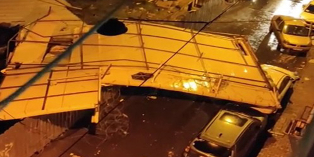 İstanbul'da uçan çatı evin içine girdi