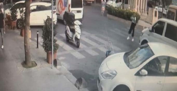 İstanbul Bağcılar'da yaya geçidinden geçen genç kıza minibüs çarptı